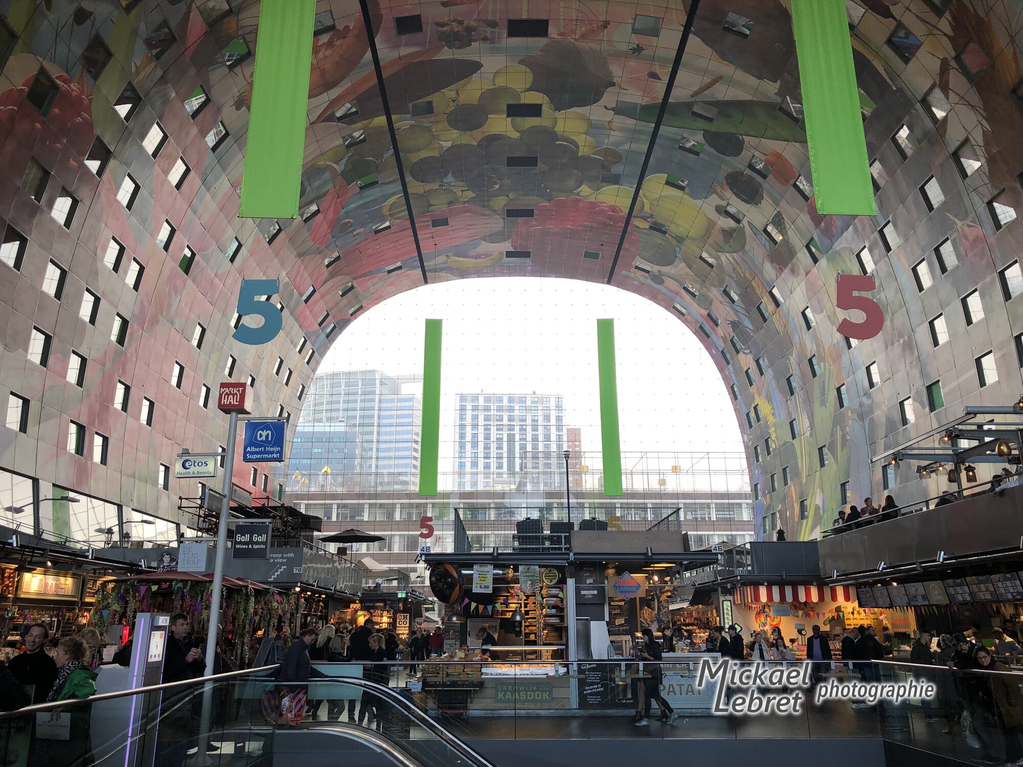 La fresque « Hoorn des Overvloeds » couvre toute la voûte du Markthal