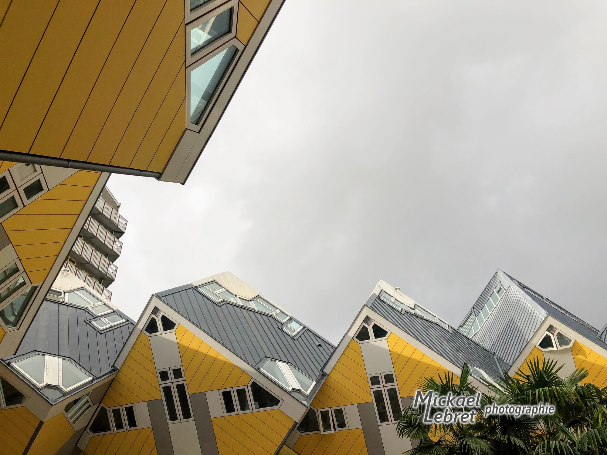 Les maisons cubiques de Piet Blom, basculées à 54,7 degrés