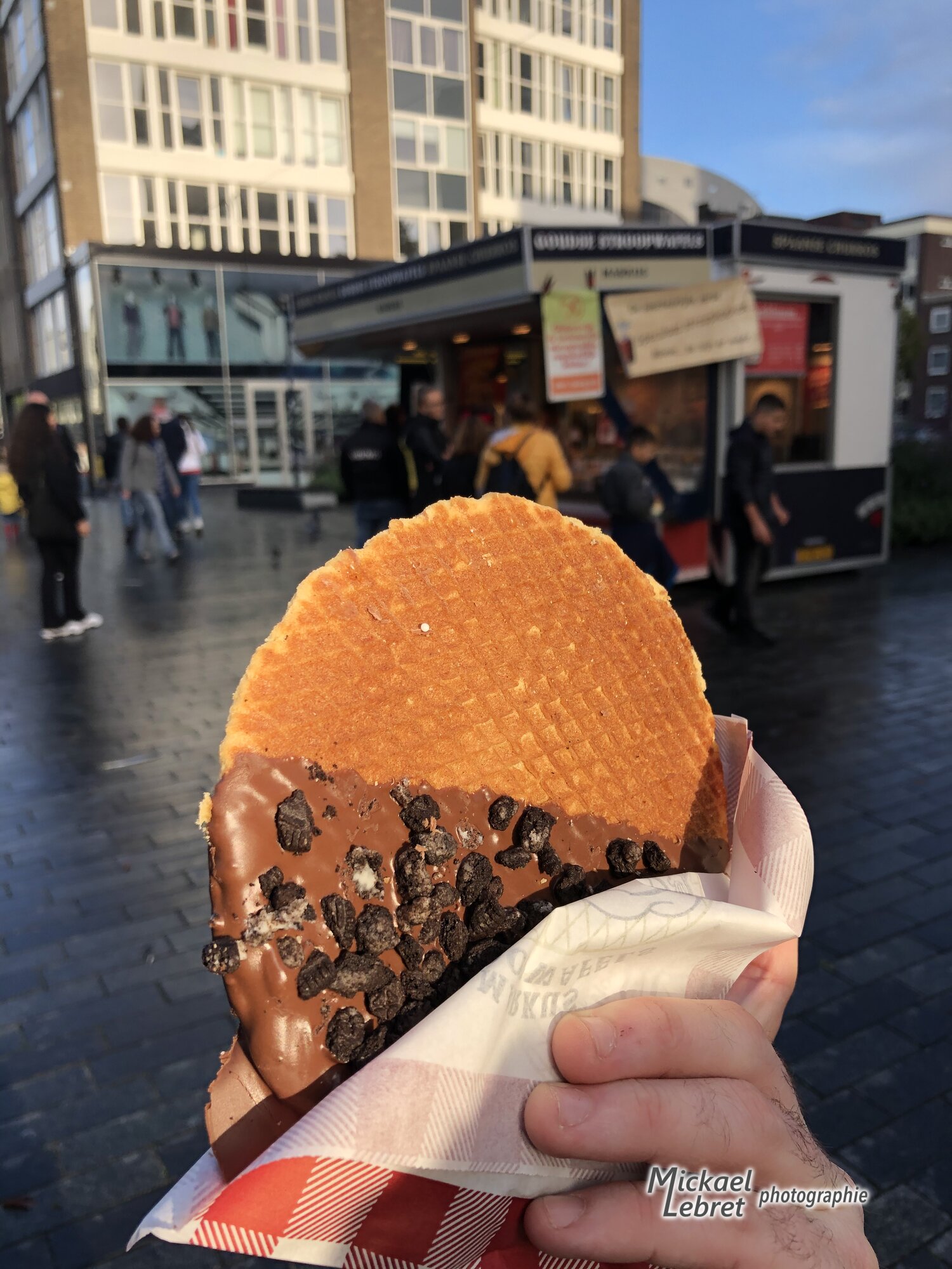 Stroopwafel chocolat-Oreo devant le kiosque, sous l'éclaircie du jour