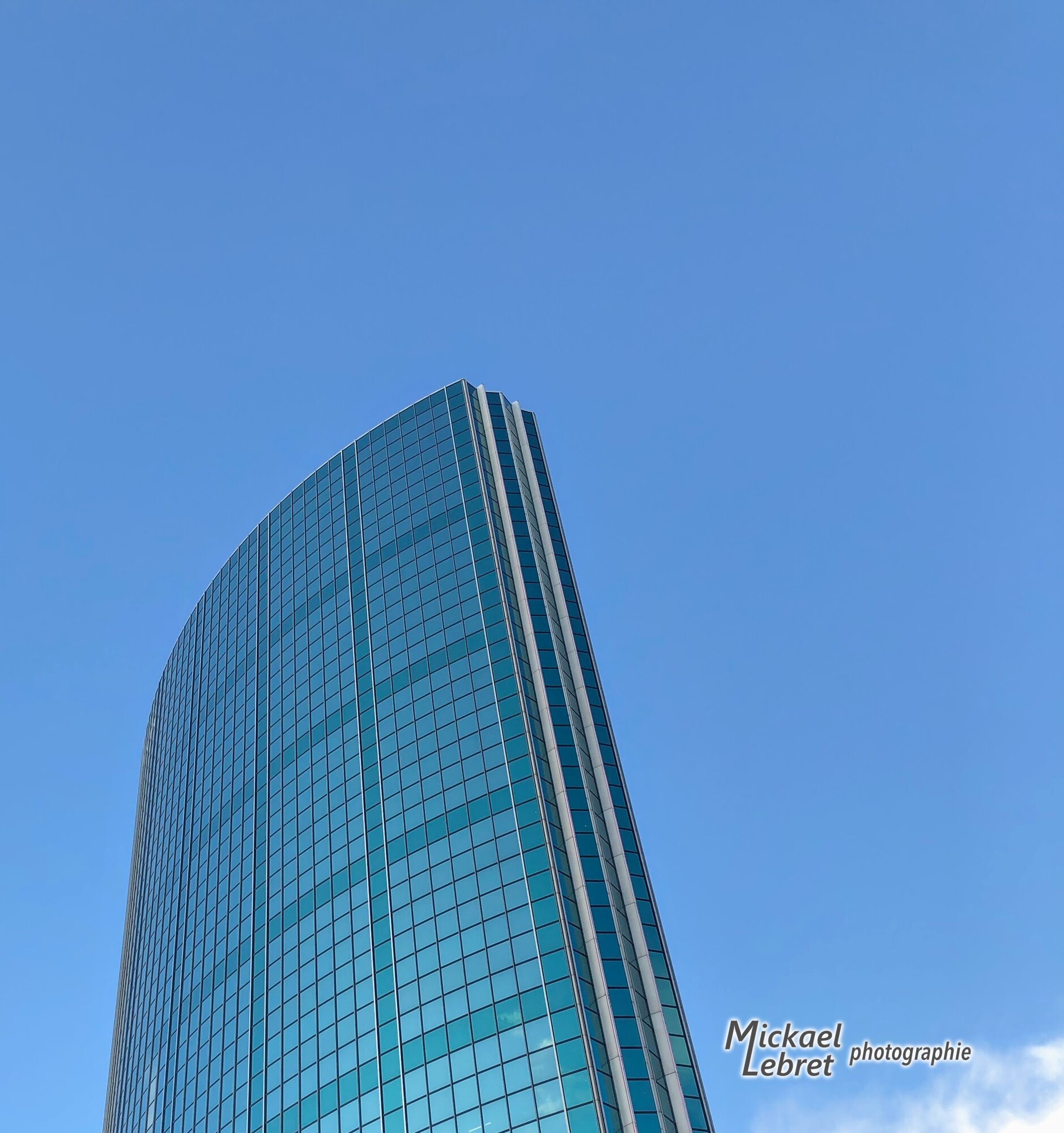 La tour du World Trade Center Rotterdam pendant l'éclaircie