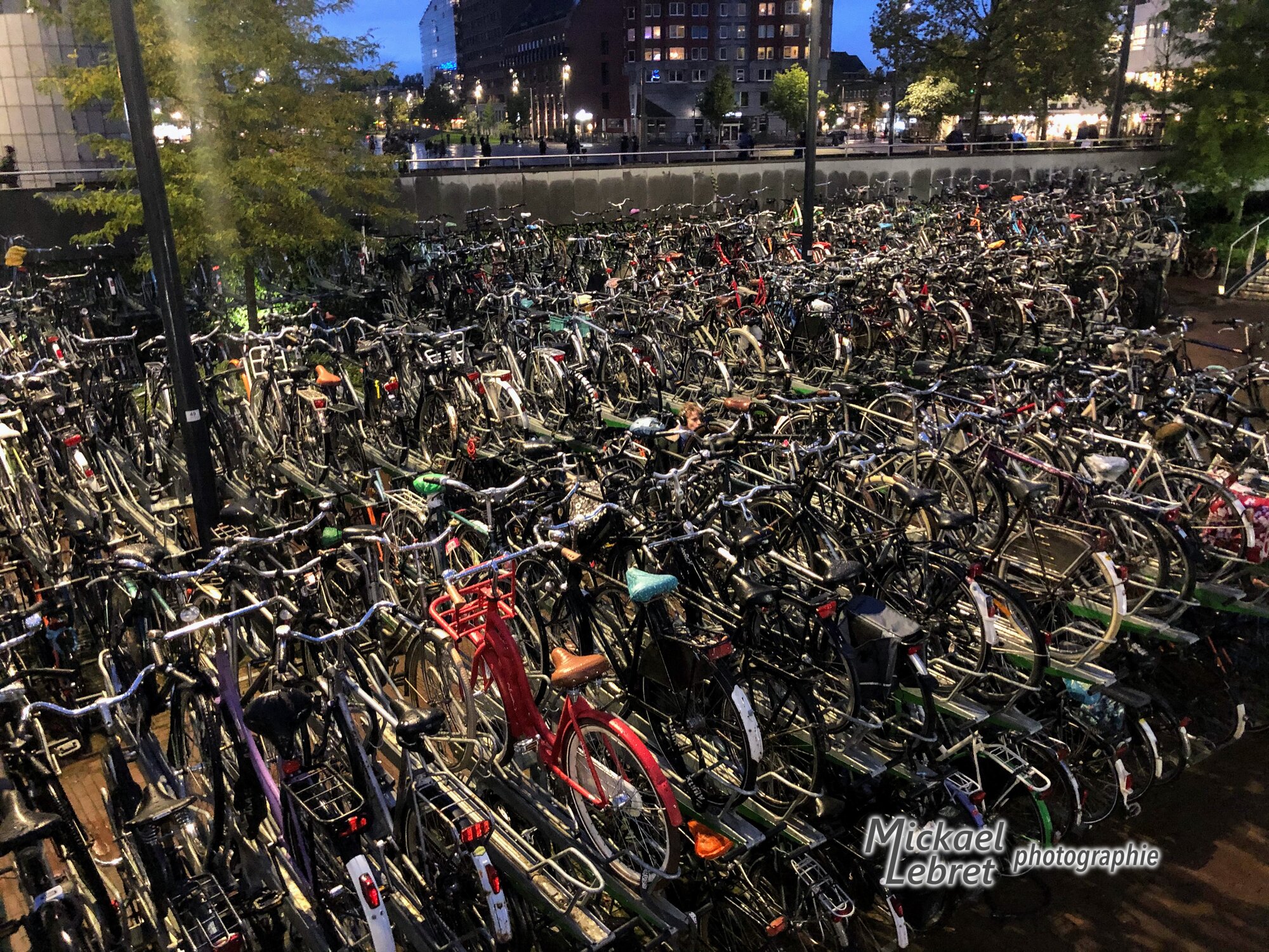 Le garage à vélos de la gare Blaak, un soir de pluie
