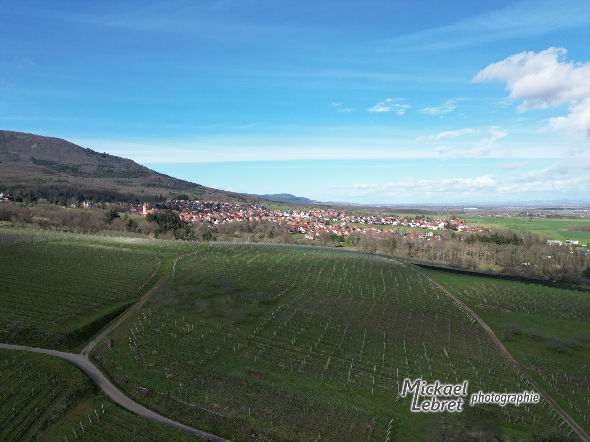 Wattwiller au soleil, le château Baudry à gauche, au pied des pentes du Vieil Armand