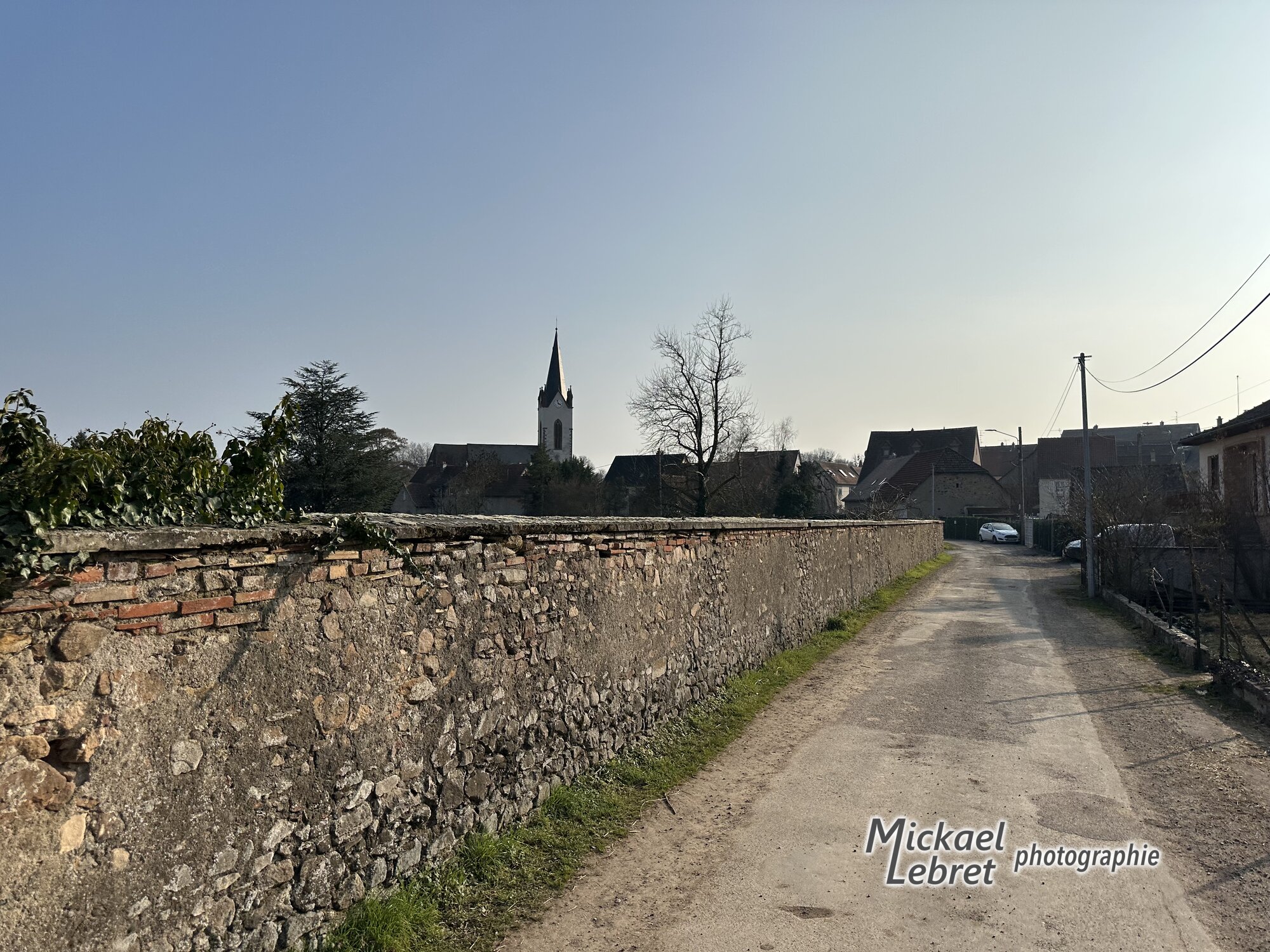 La rue du Château et son long mur de pierre