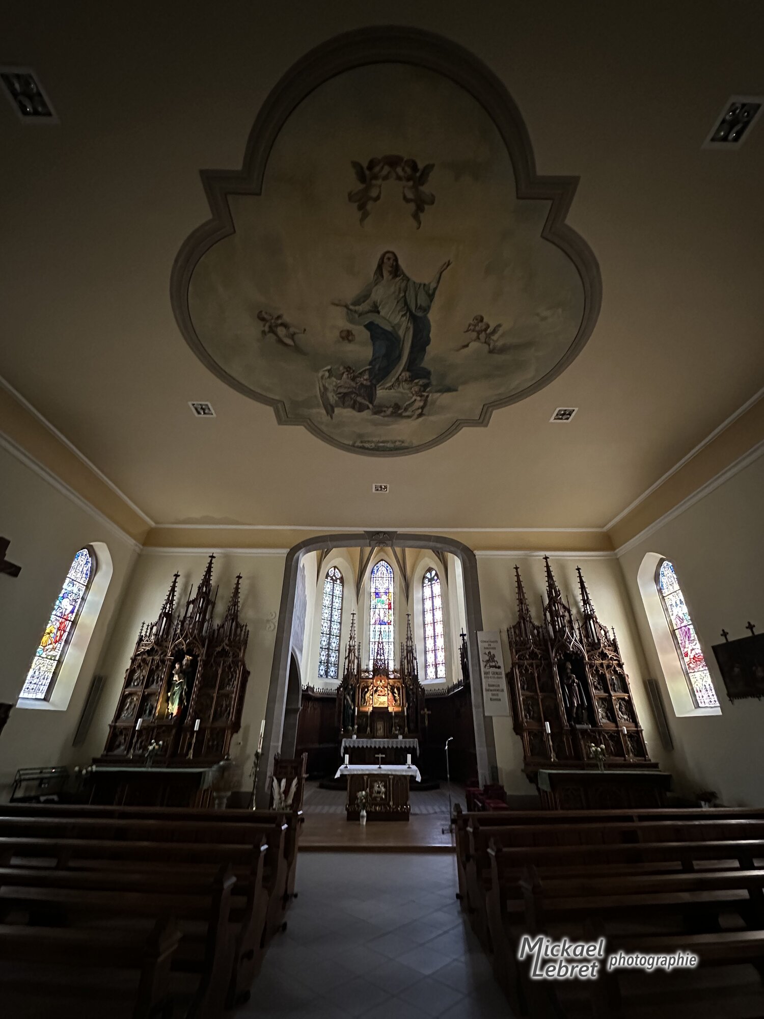 L'intérieur de Saint-Blaise, ses autels à pinacles et, au plafond, la Vierge portée par les anges