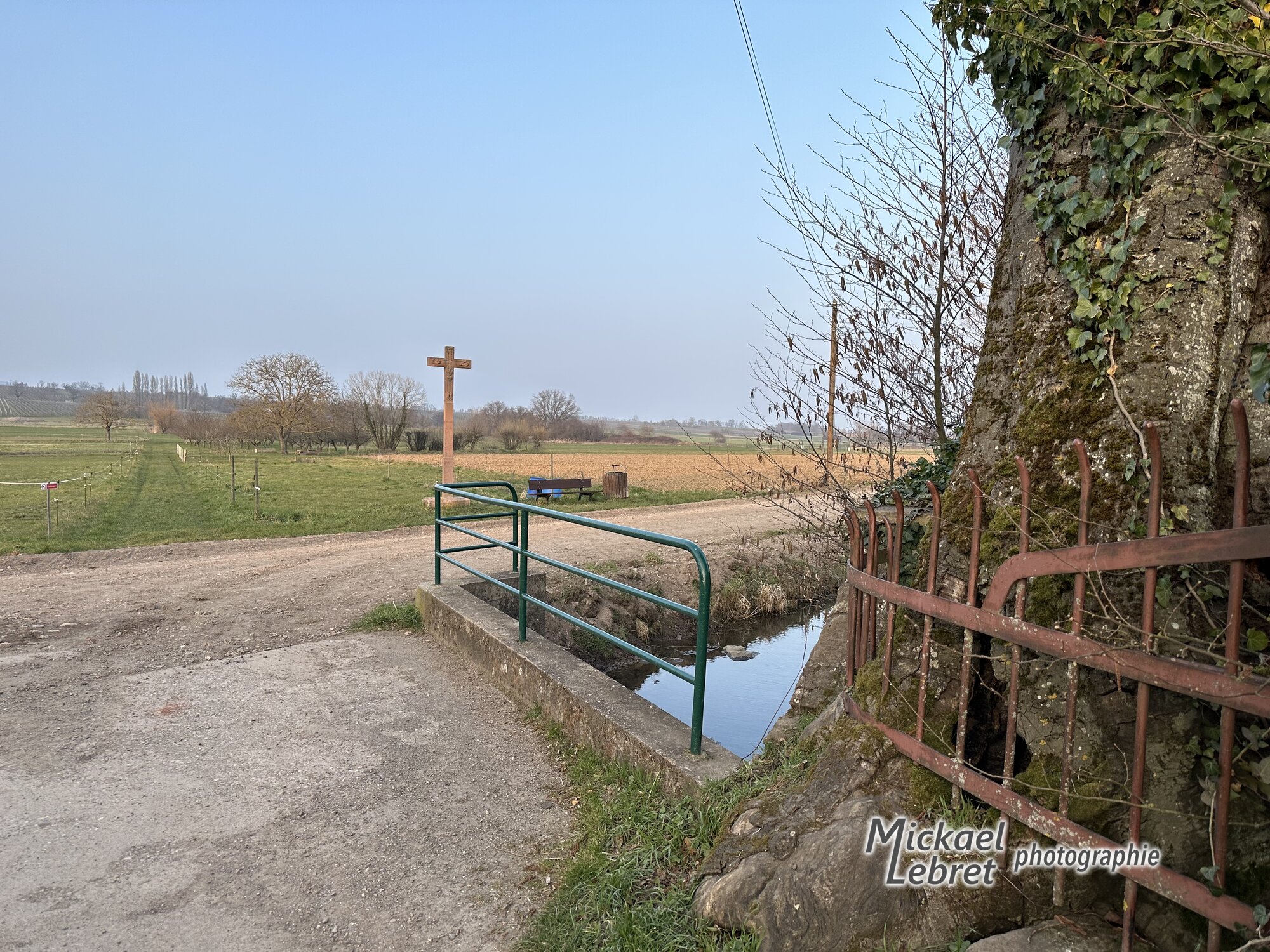 Le petit pont sur le Fridolinsbach et la croix de 1822