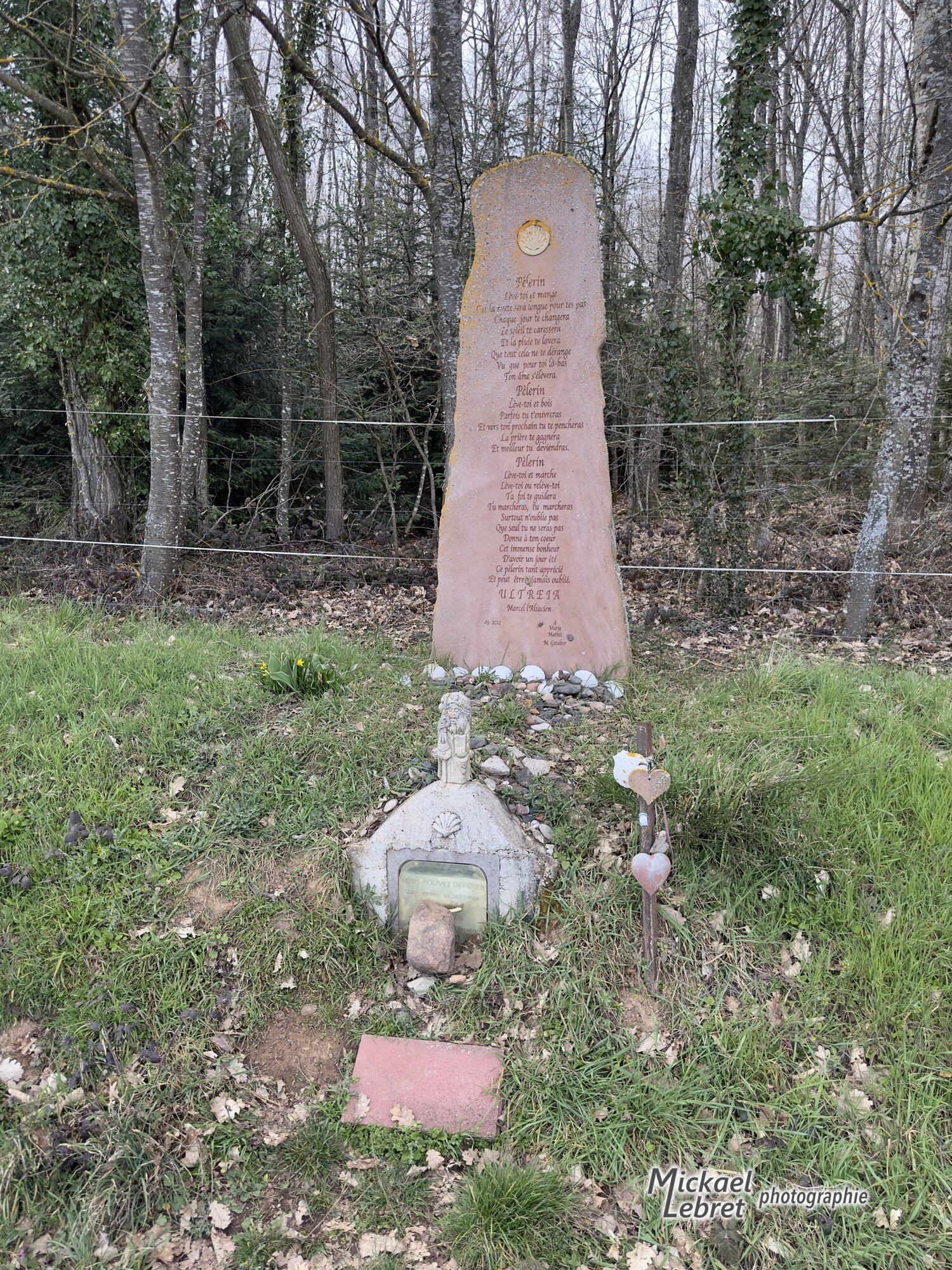 La stèle des pèlerins en grès rose, ses coquilles et sa statuette