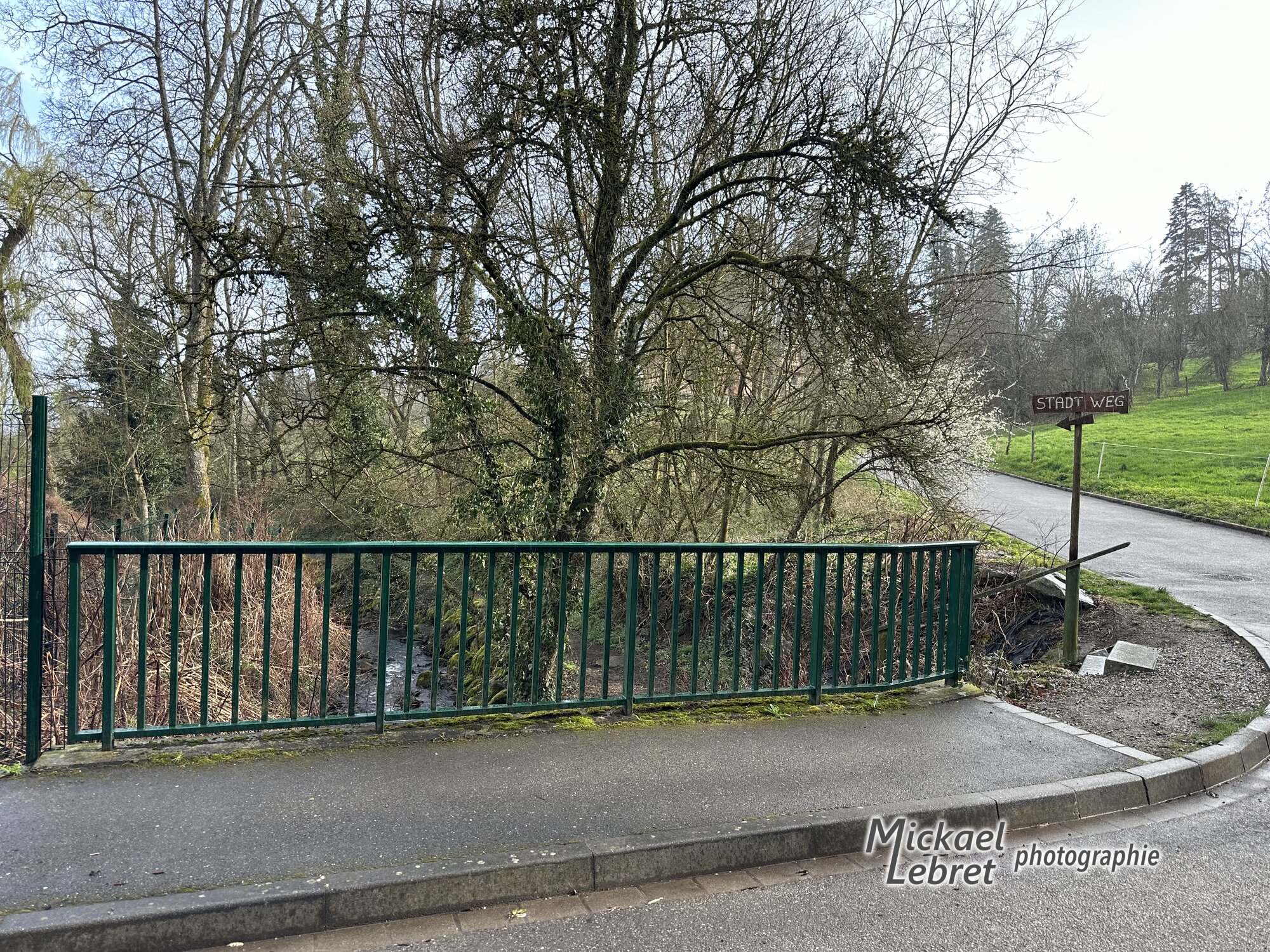 Le pont du Siehlbaechle et le panneau « Stadt Weg »