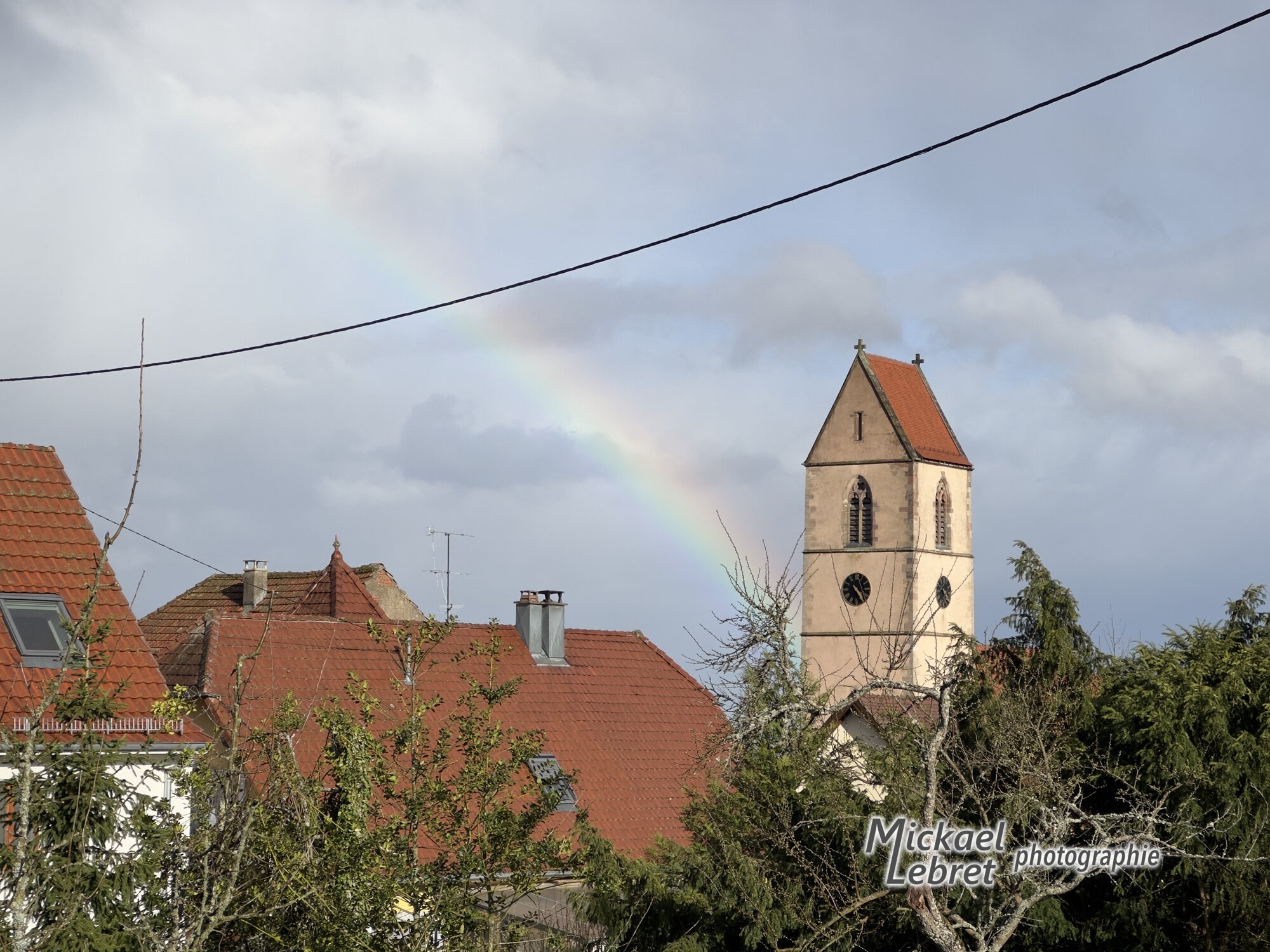 Le clocher de Saint-Jean-Baptiste et l'arc-en-ciel