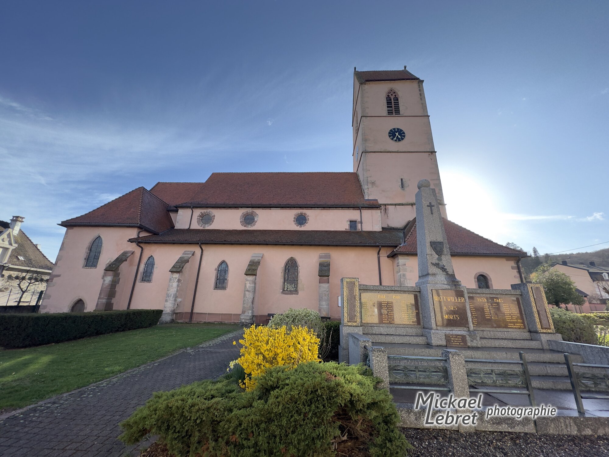 Le flanc de l'église et le monument aux morts de Wattwiller