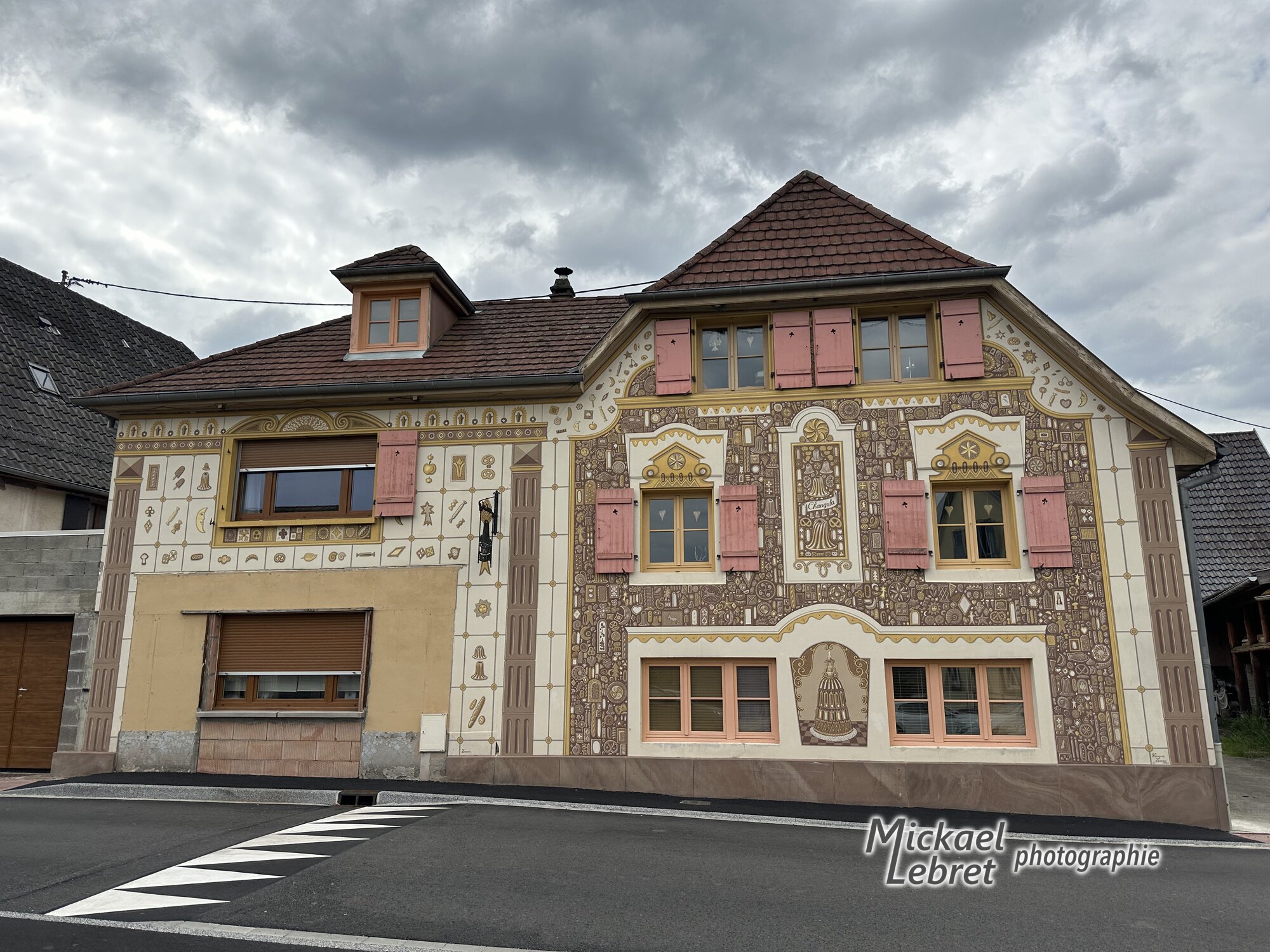 La maison aux pâtisseries peintes, rue Principale