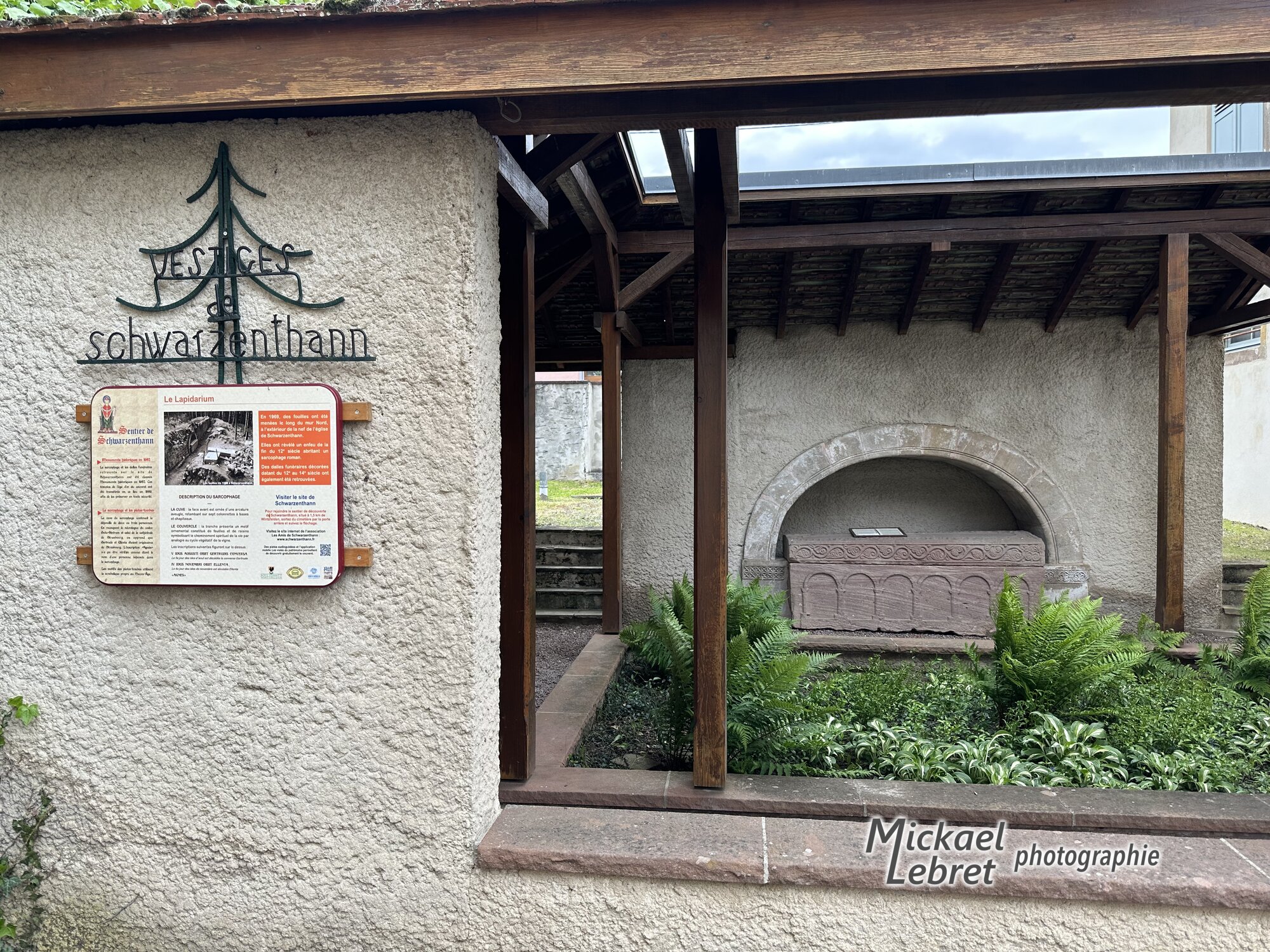 Le sarcophage de grès rose dans son abri, au cimetière de Wintzfelden