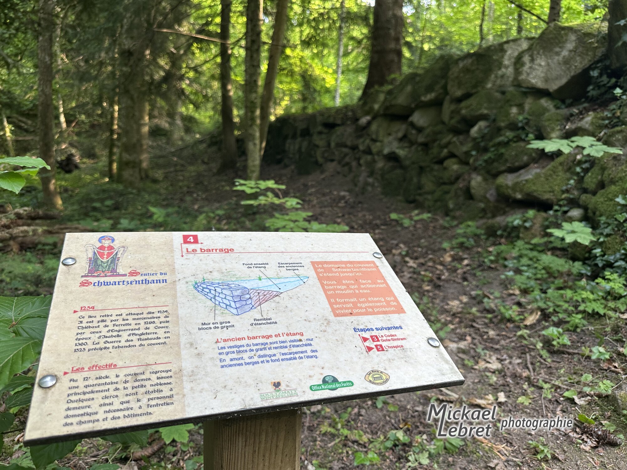 Le panneau « Le barrage » devant l'ancien mur de retenue