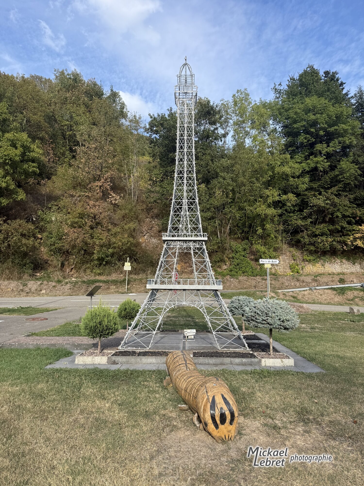 La réplique de la Tour Eiffel et sa chenille de bois