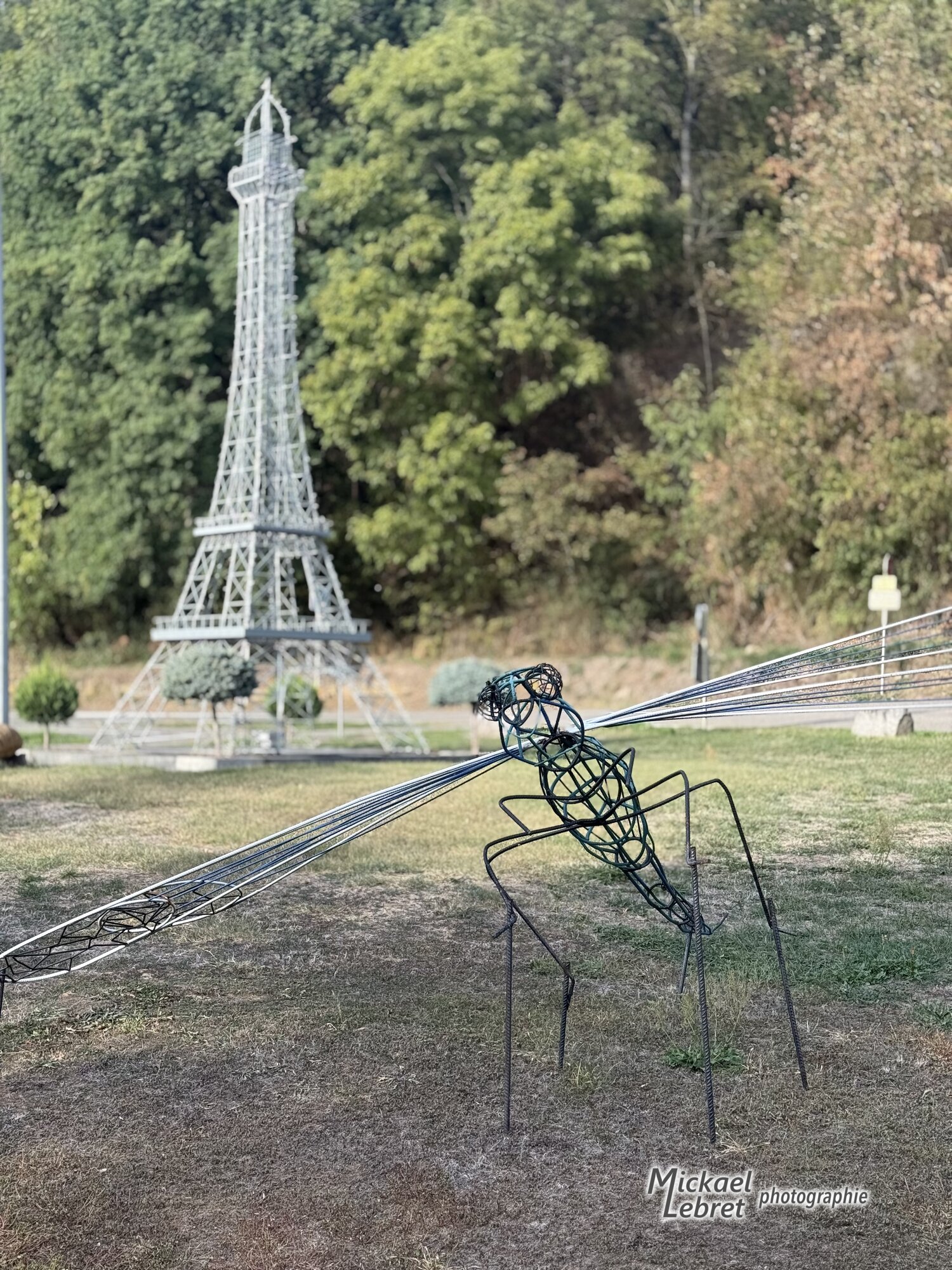 Une libellule de métal au pied de la tour