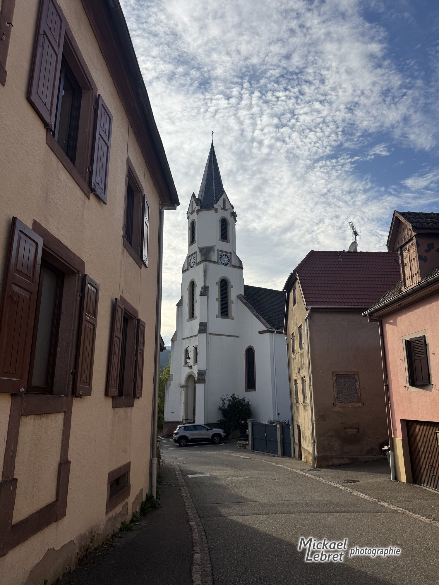La rue qui mène à l'église Saint-Michel de Schweighouse