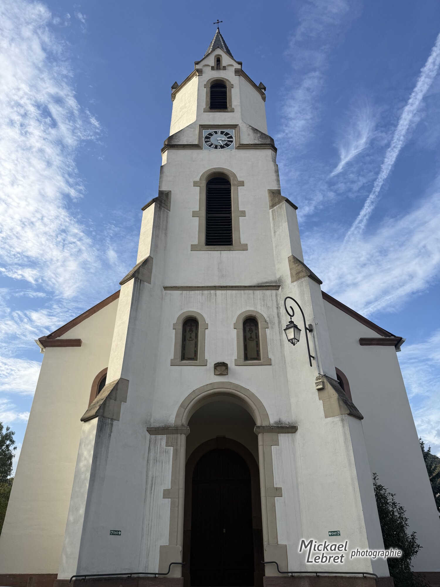 La façade blanche de l'église Saint-Michel