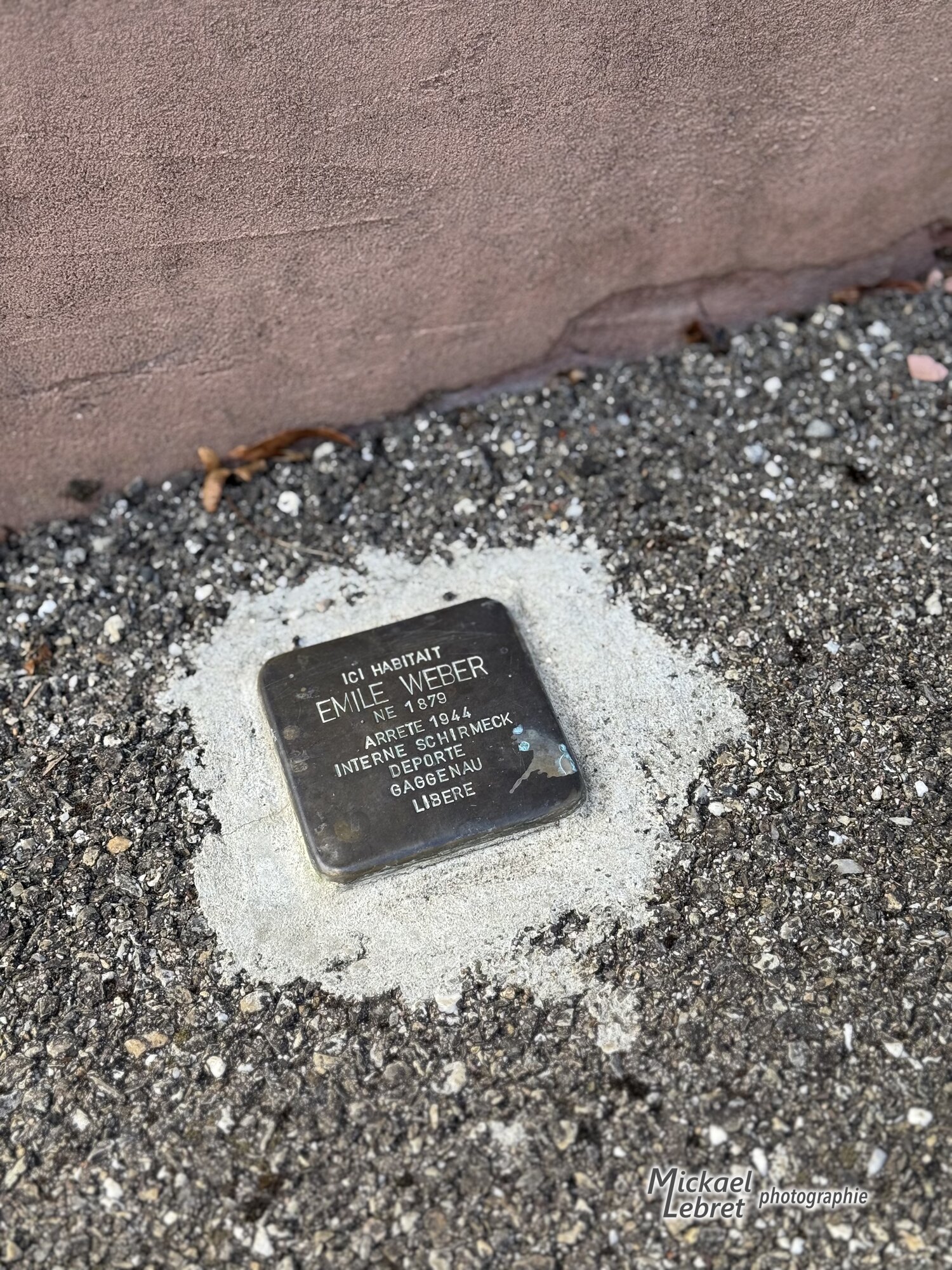 Le pavé de mémoire d'Émile Weber, au pied de l'église