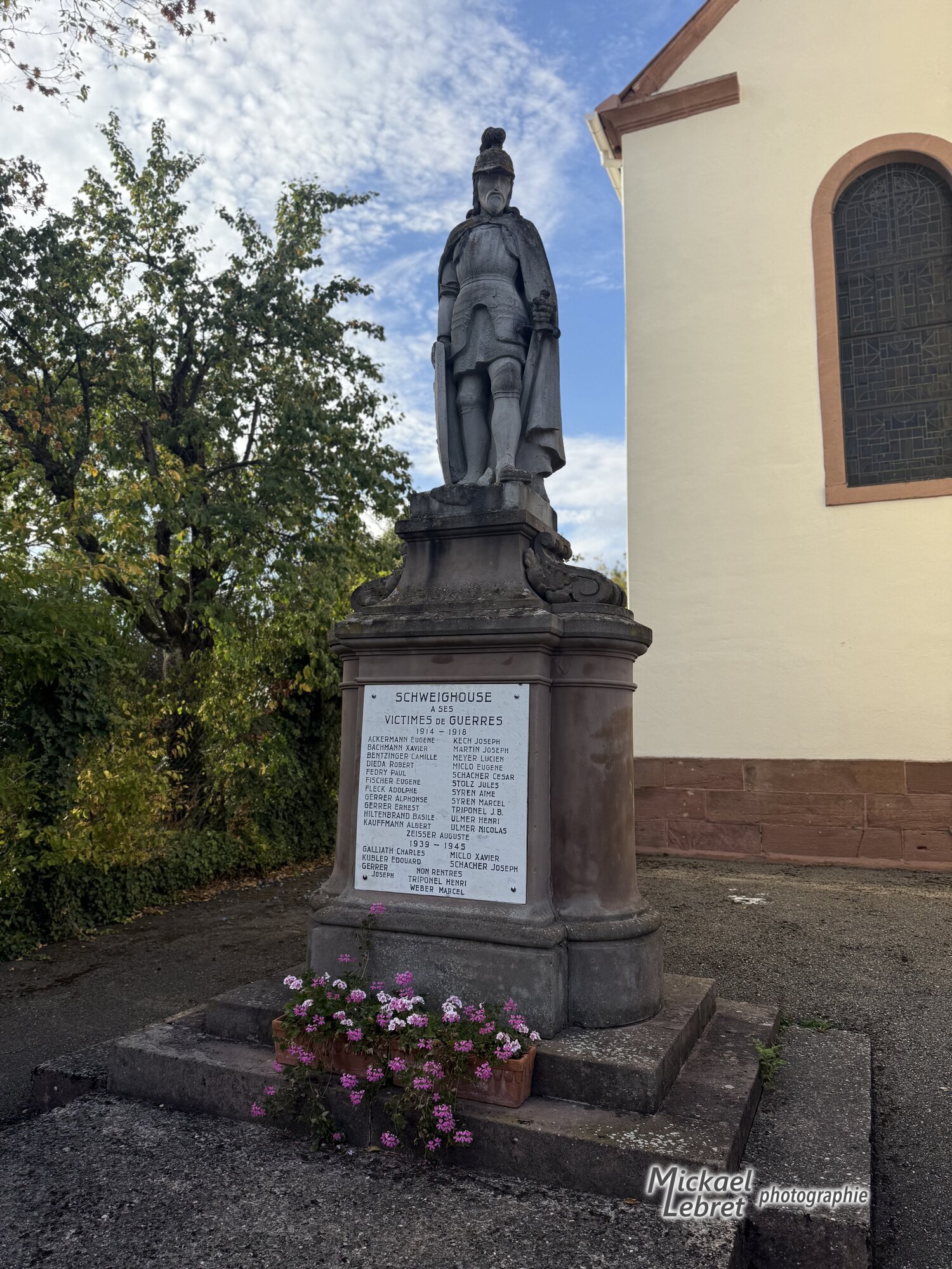 Le monument aux morts de Schweighouse et son guerrier en armure