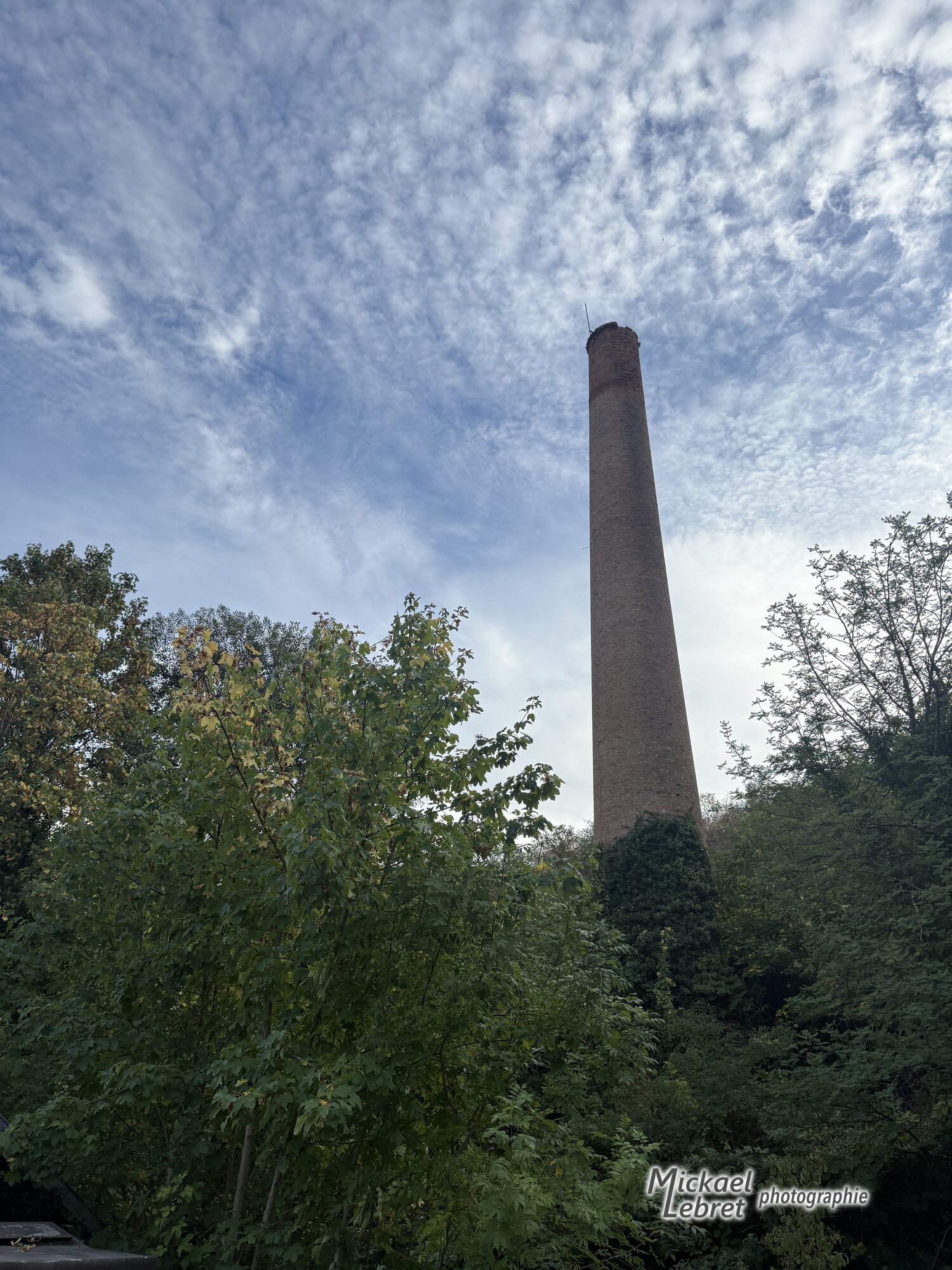 La haute cheminée de brique de l'ancienne filature