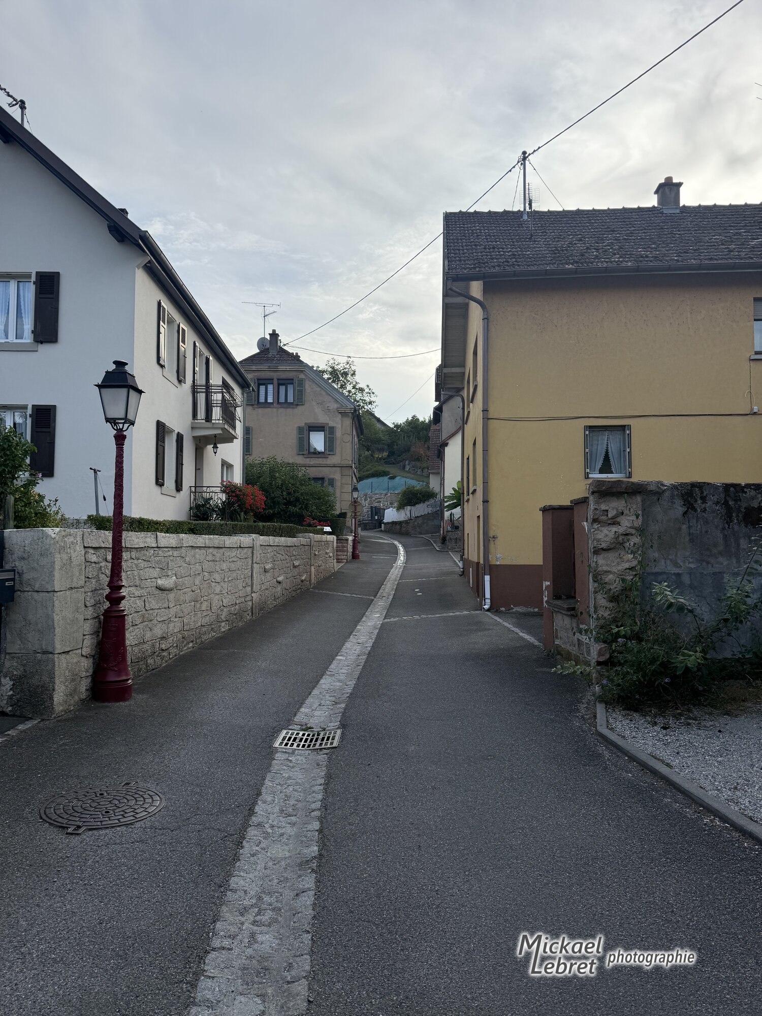 La rue qui remonte vers le haut du village