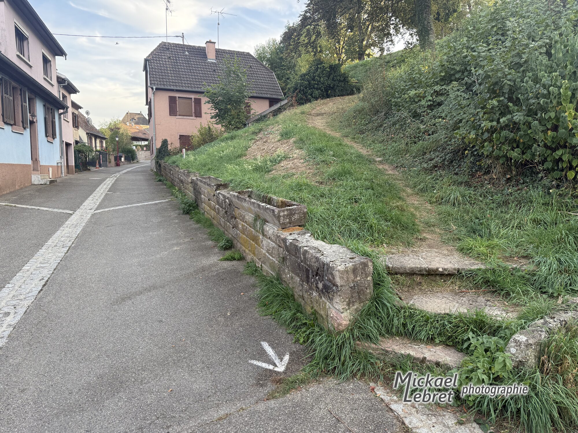 Le petit escalier de trois marches qui part de la rue