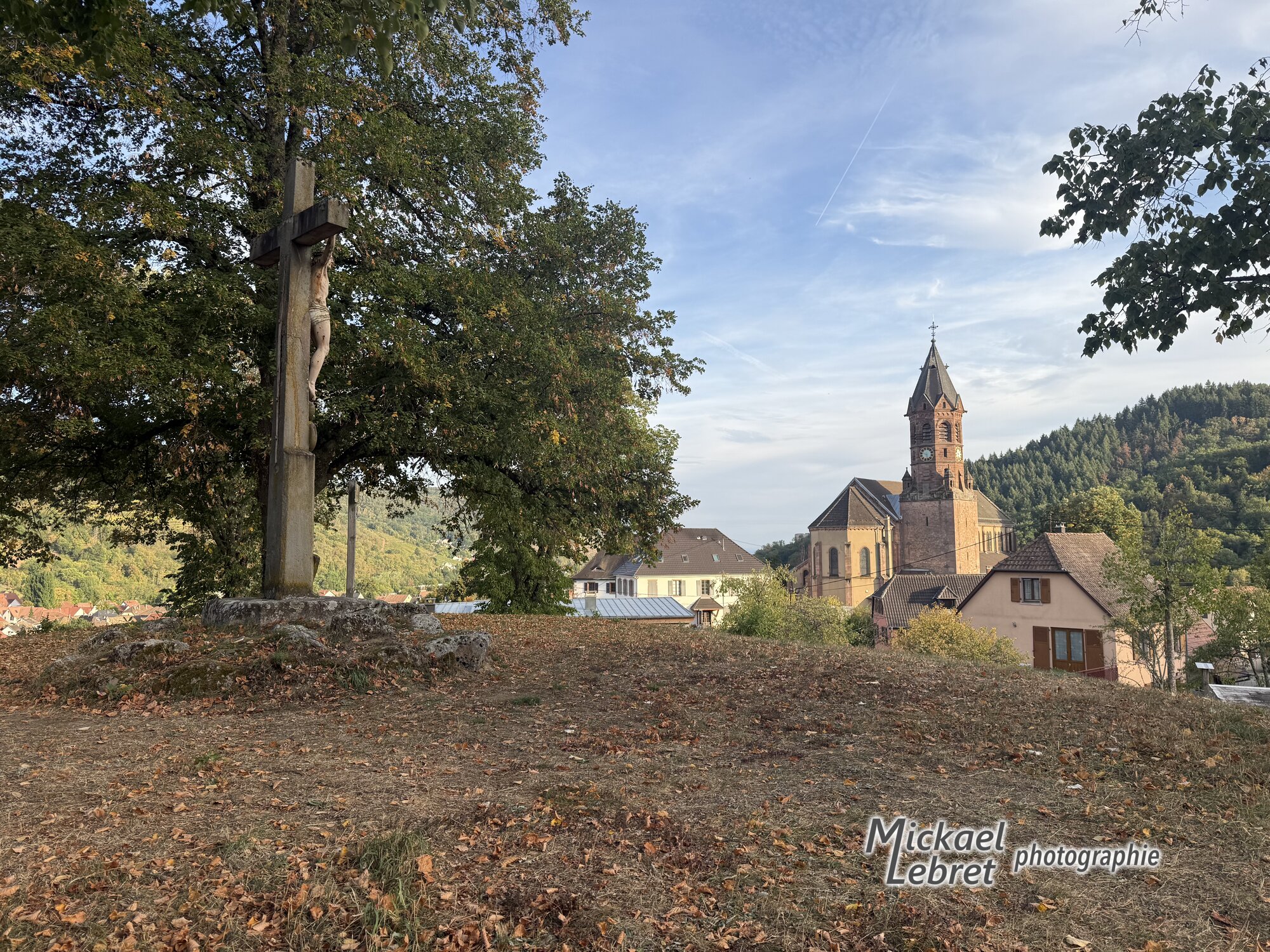 La Croix de mission du Kuppel et le clocher de l'église Saint-Jean-Baptiste