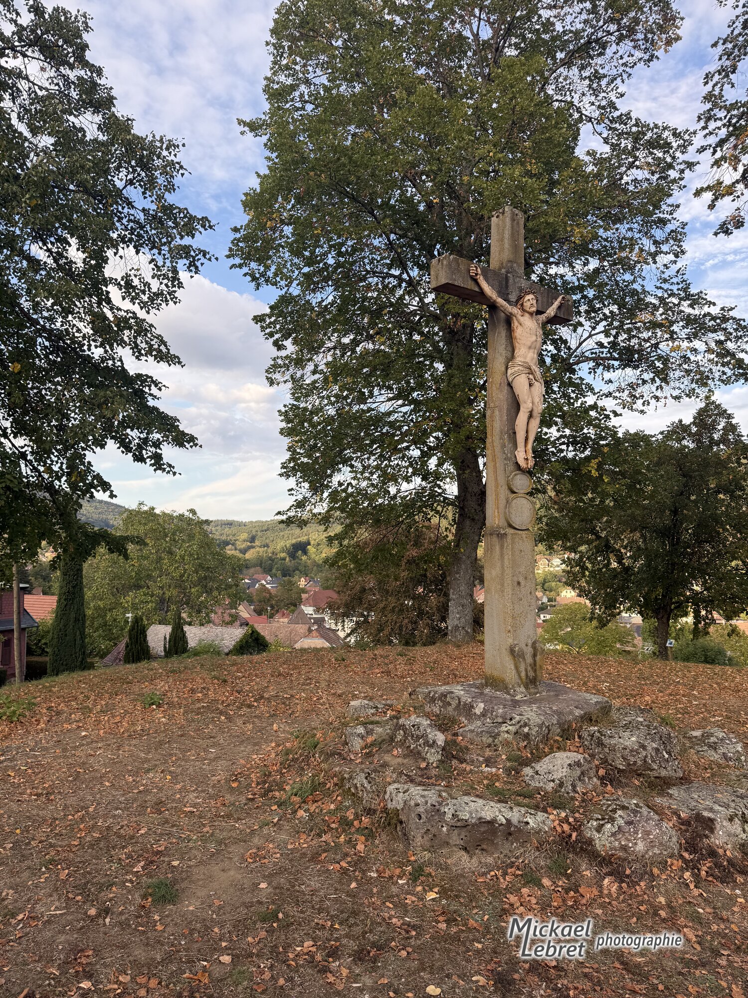 Le Christ de la Croix de mission du Kuppel sous les grands arbres