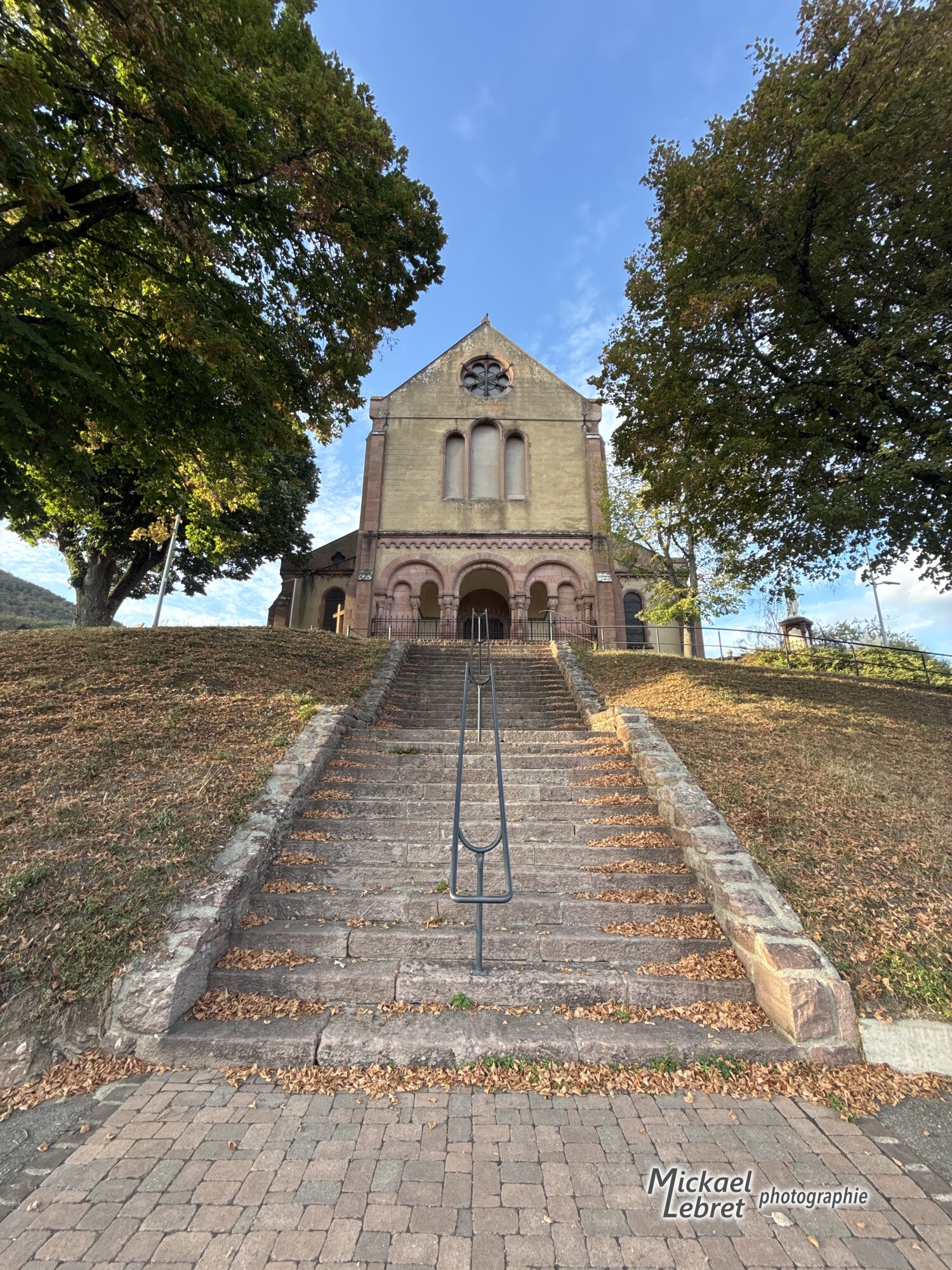 L'escalier monumental de l'église Saint-Jean-Baptiste, vu de la Rue Saint-Pirmin