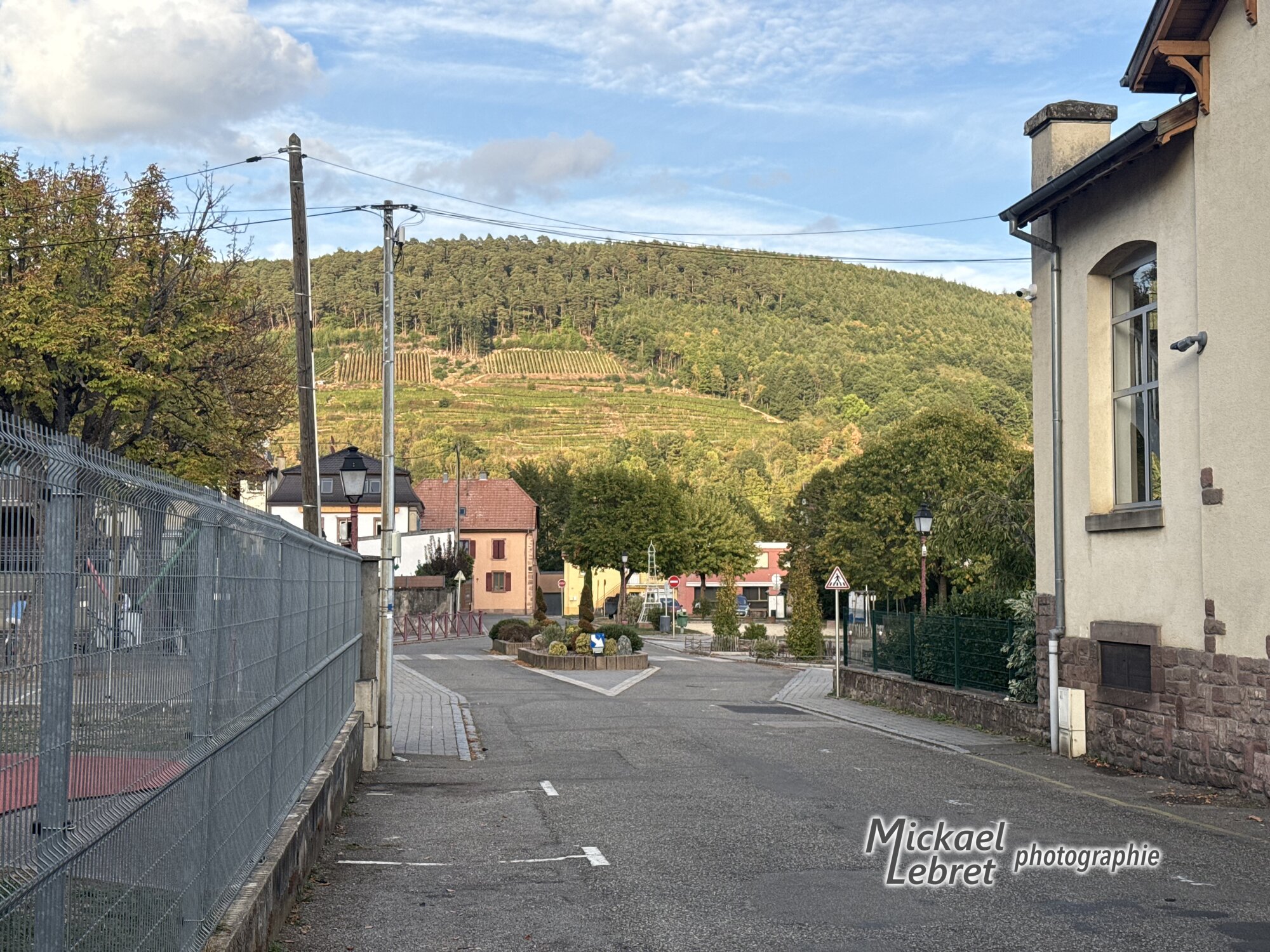 La Rue de l'École, qui redescend vers la place du Marché