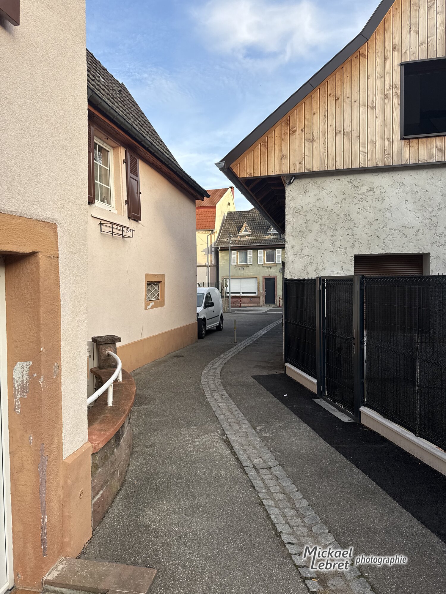 La Rue du Marché, petite ruelle piétonne entre les maisons