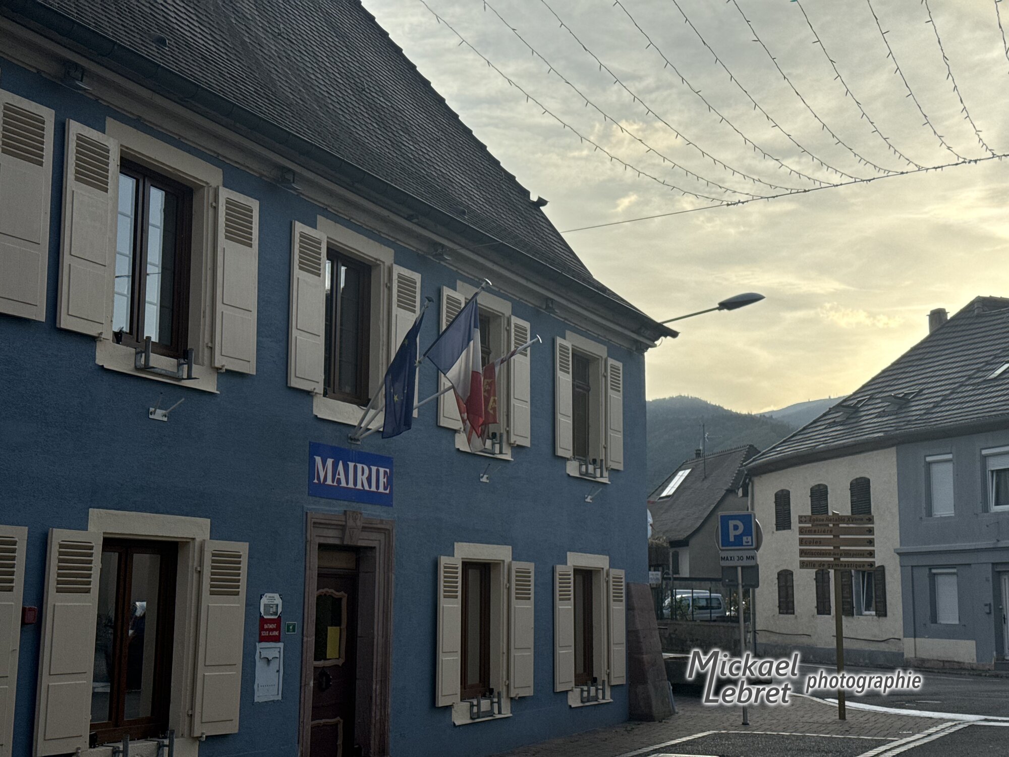 La mairie de Buhl et sa façade bleue