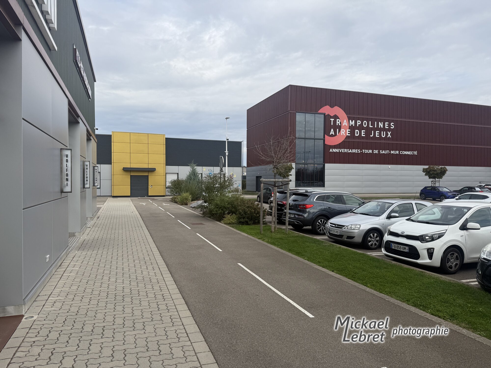 La piste cyclable entre les restaurants et le parc de trampolines, au départ