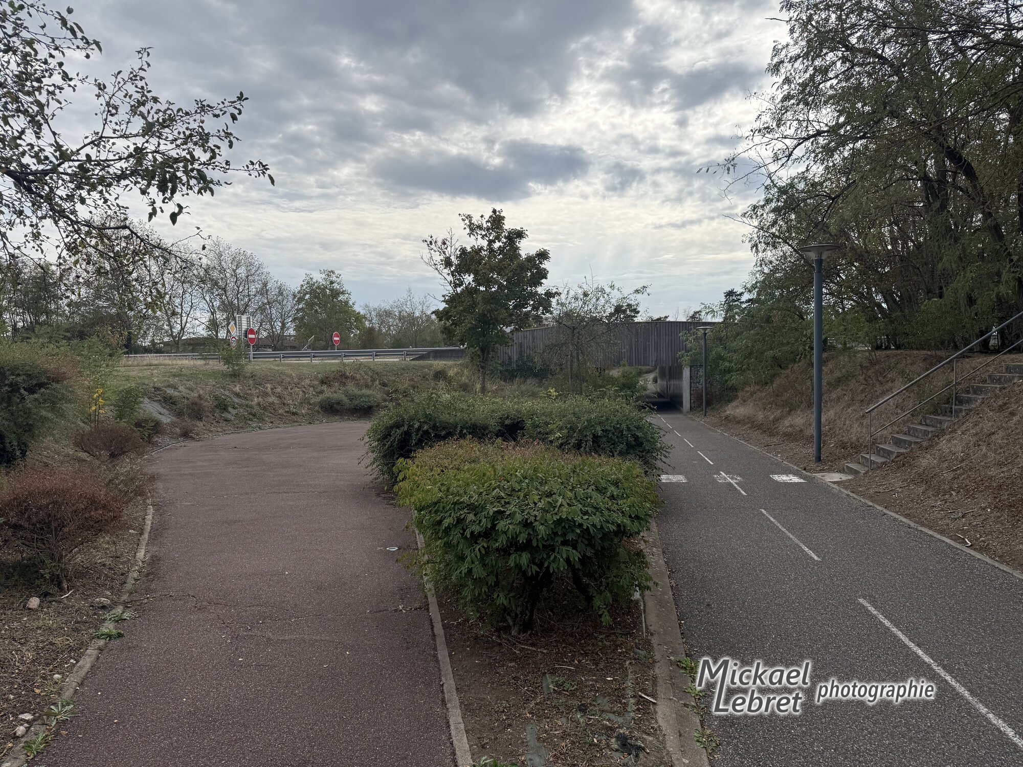 La piste cyclable et le cheminement piéton qui descendent vers le passage souterrain