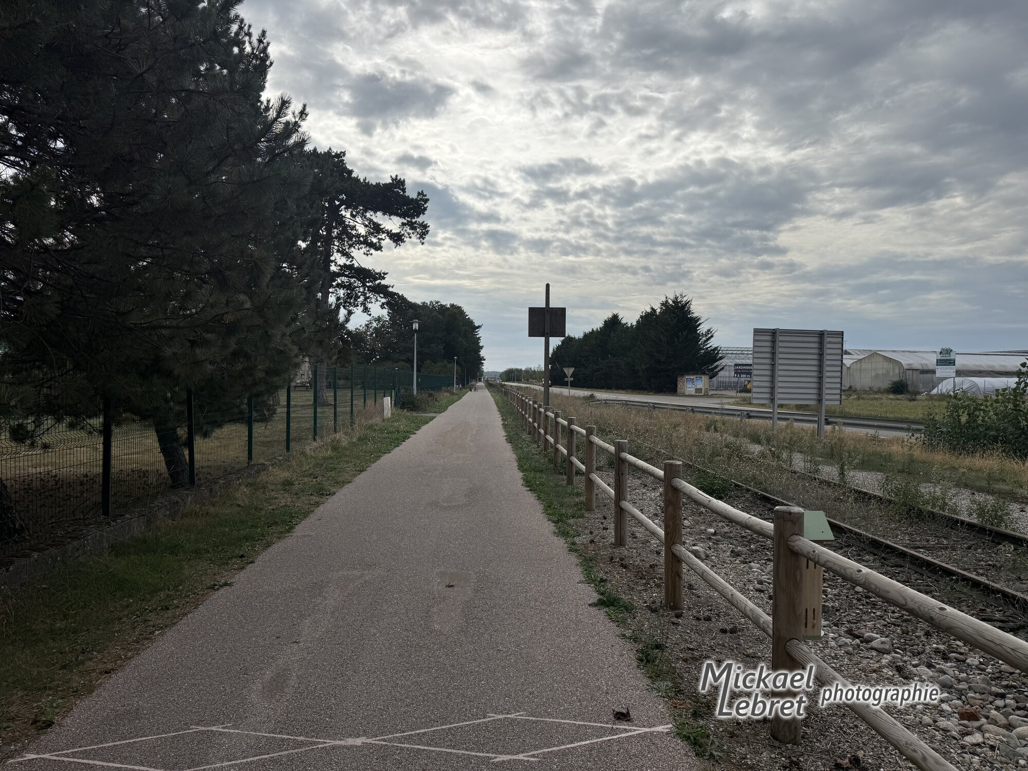 La piste cyclable le long de la voie ferrée, après le passage souterrain