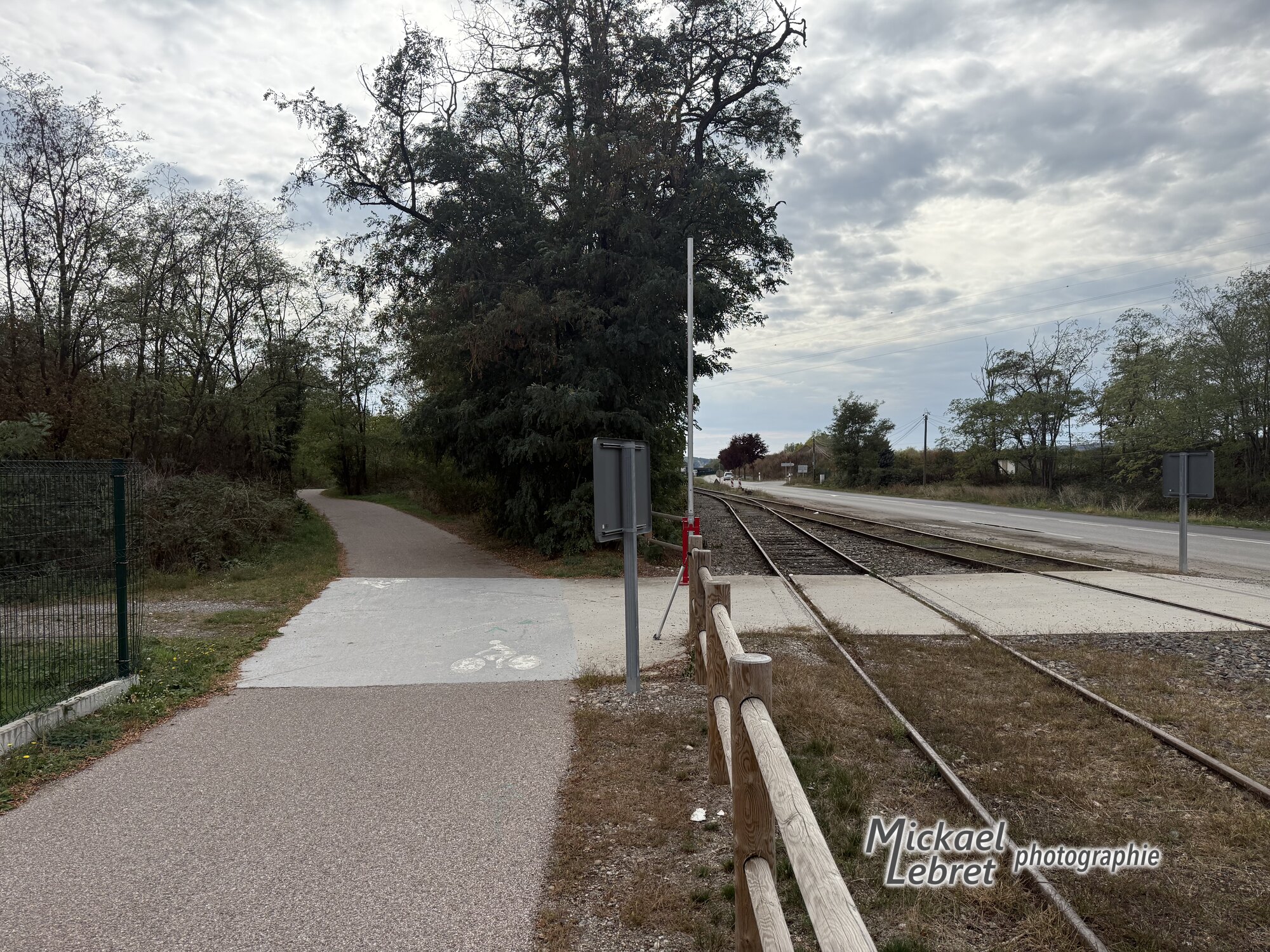 Un passage à niveau, et la piste qui s'écarte des rails