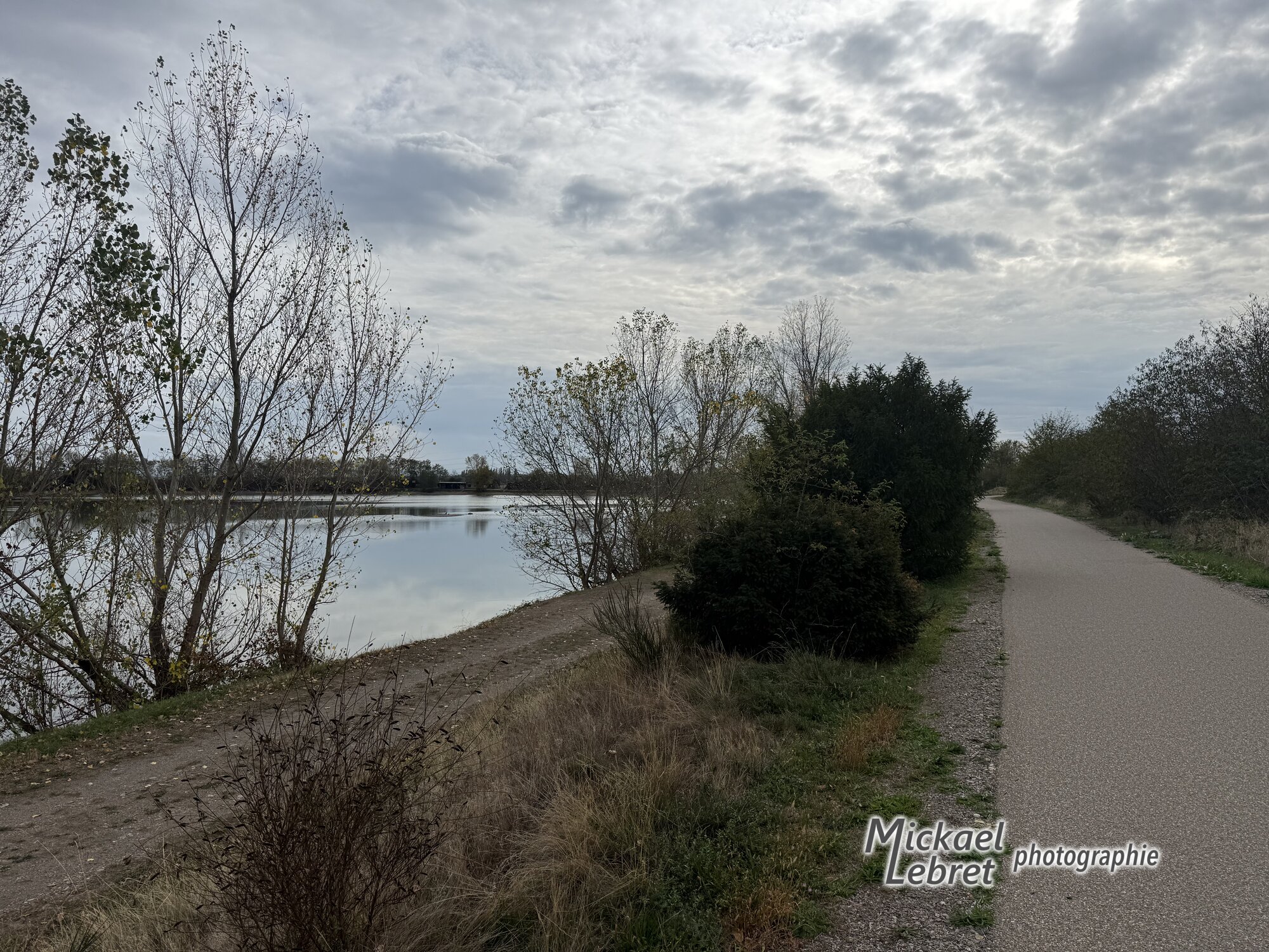 Un petit lac longé par la piste goudronnée
