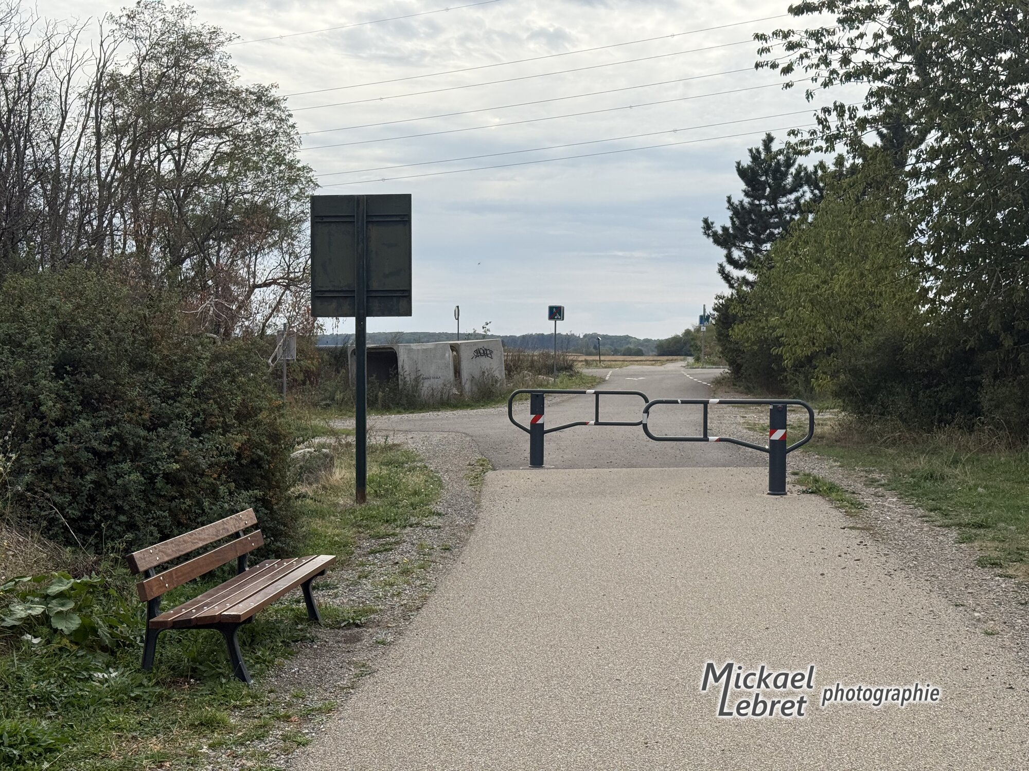 Un banc et une barrière, au bout du lac