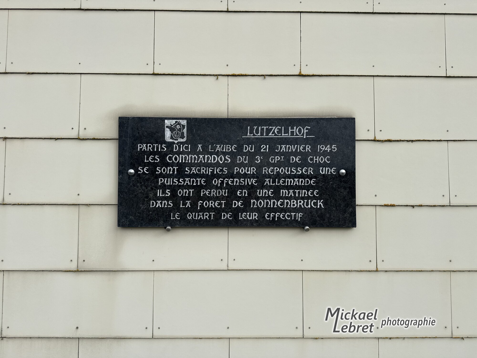 La plaque des commandos du 3e groupement de choc, sur la façade du Lutzelhof