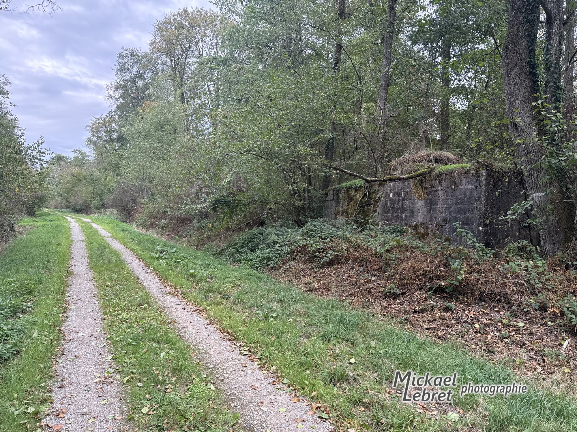 Un autre blockhaus, très ruiné, à droite du chemin