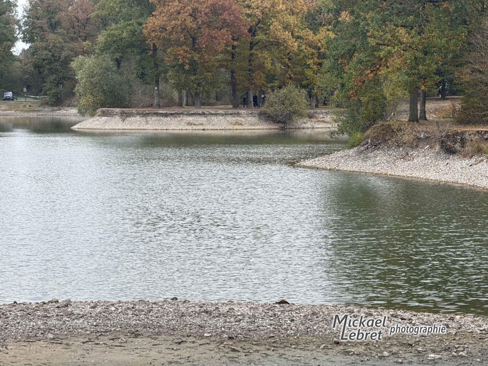 Les berges de galets mises à nu par la baisse de l'eau